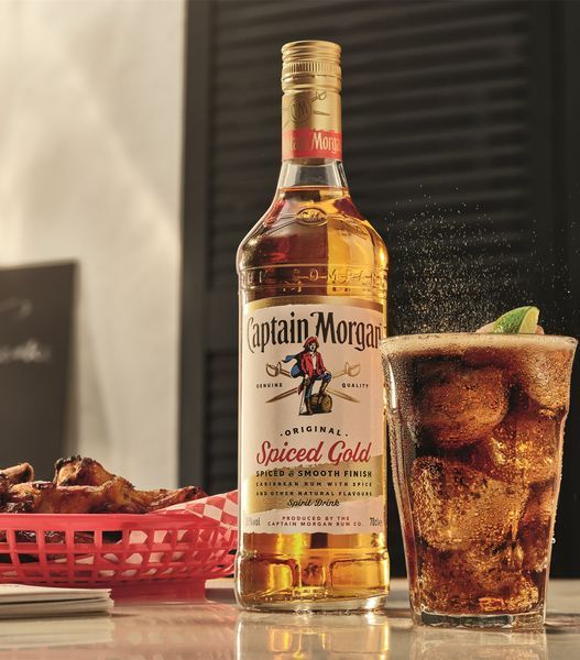 Алкогольний напій на основі карибського рому Captain Morgan Spiced Gold 0.7 л 35% CMS-SPG-070 фото